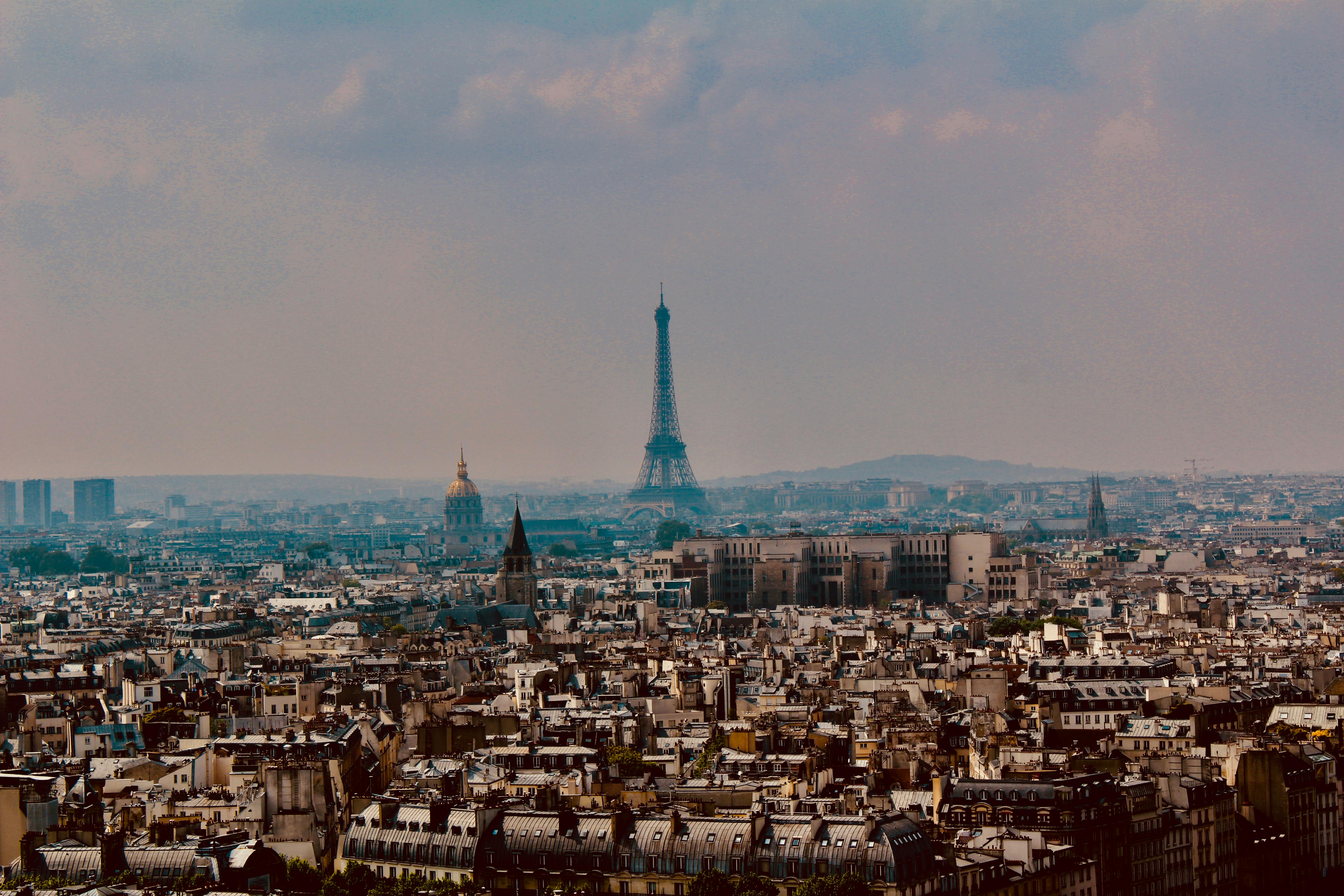 Blick über Paris mit dem Eiffelturm im Hintergrund