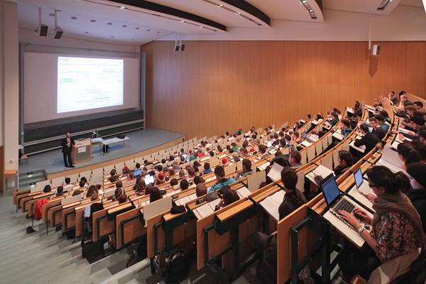 Ein Hörsaal mit Studenten