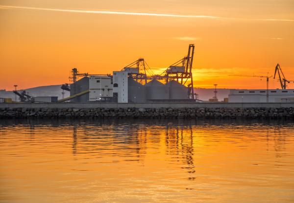Ein Hafen bei Sonnenaufgang