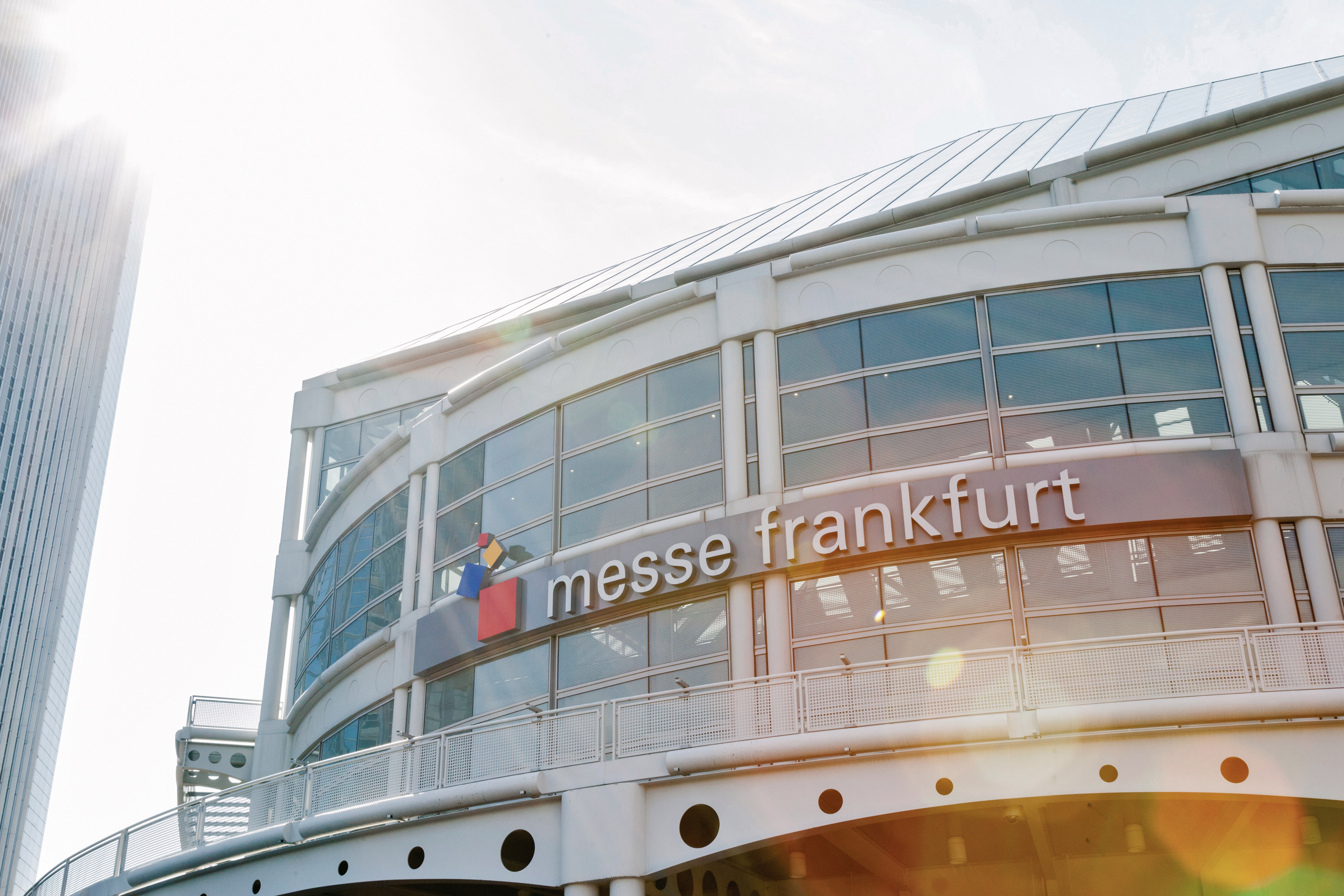 Eingang der Messe Frankfurt mit Schriftzug