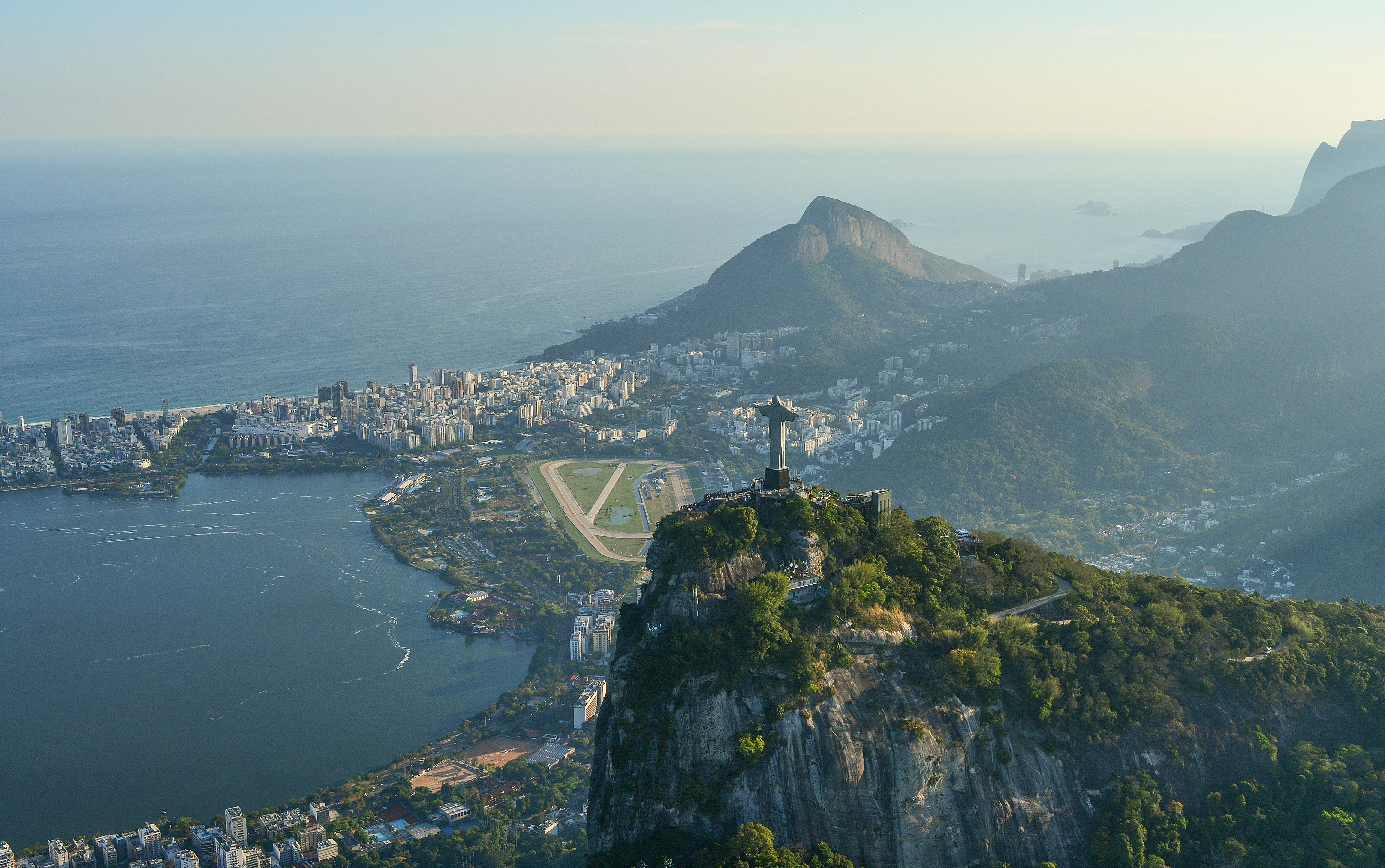 Blick von oben auf Rio de Janeiro und den Cristo Redentor