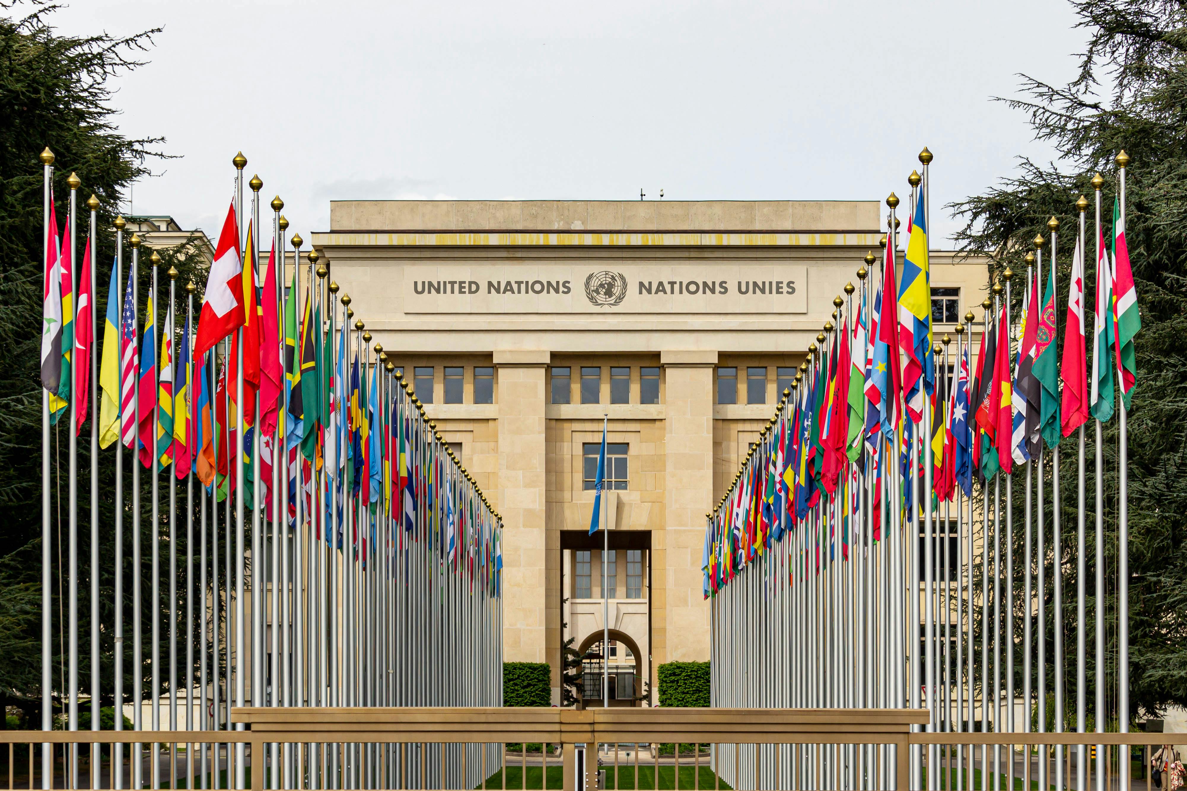 Gebäude der VN mit Flaggen der Mitgliedsstaaten