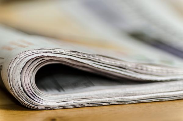 Zeitung auf dem Tisch