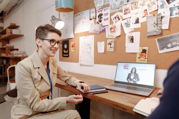 Frau lernt Englisch am Computer